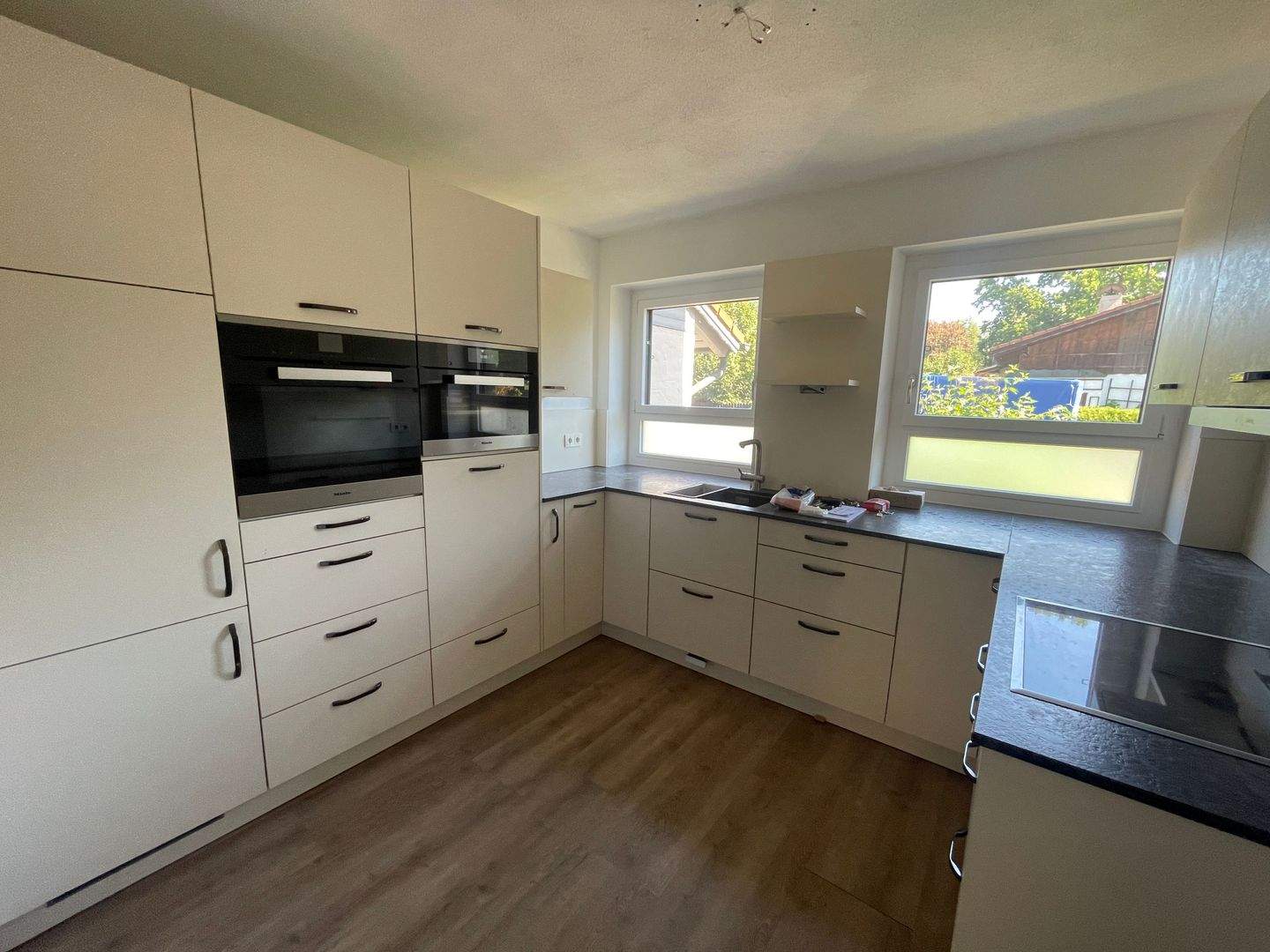 bild - Familienglück in Kolbermoor: Doppelhaushälfte mit Garten, Garage und viel Wohnkomfort
