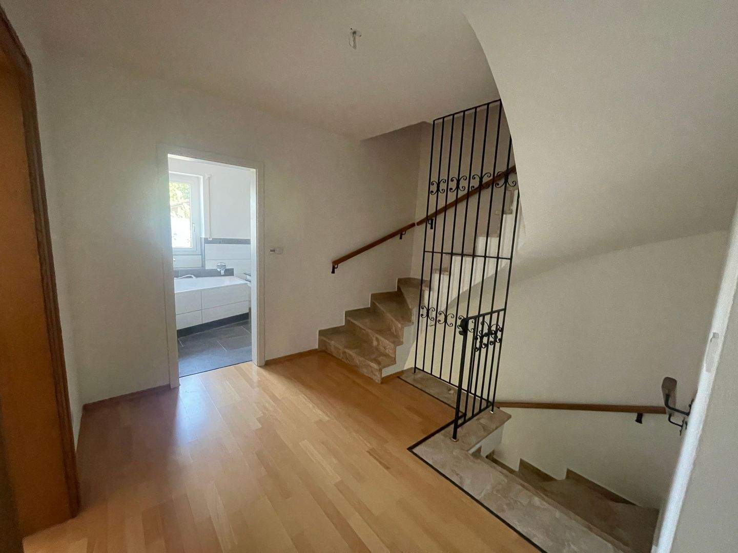 bild - Familienglück in Kolbermoor: Doppelhaushälfte mit Garten, Garage und viel Wohnkomfort